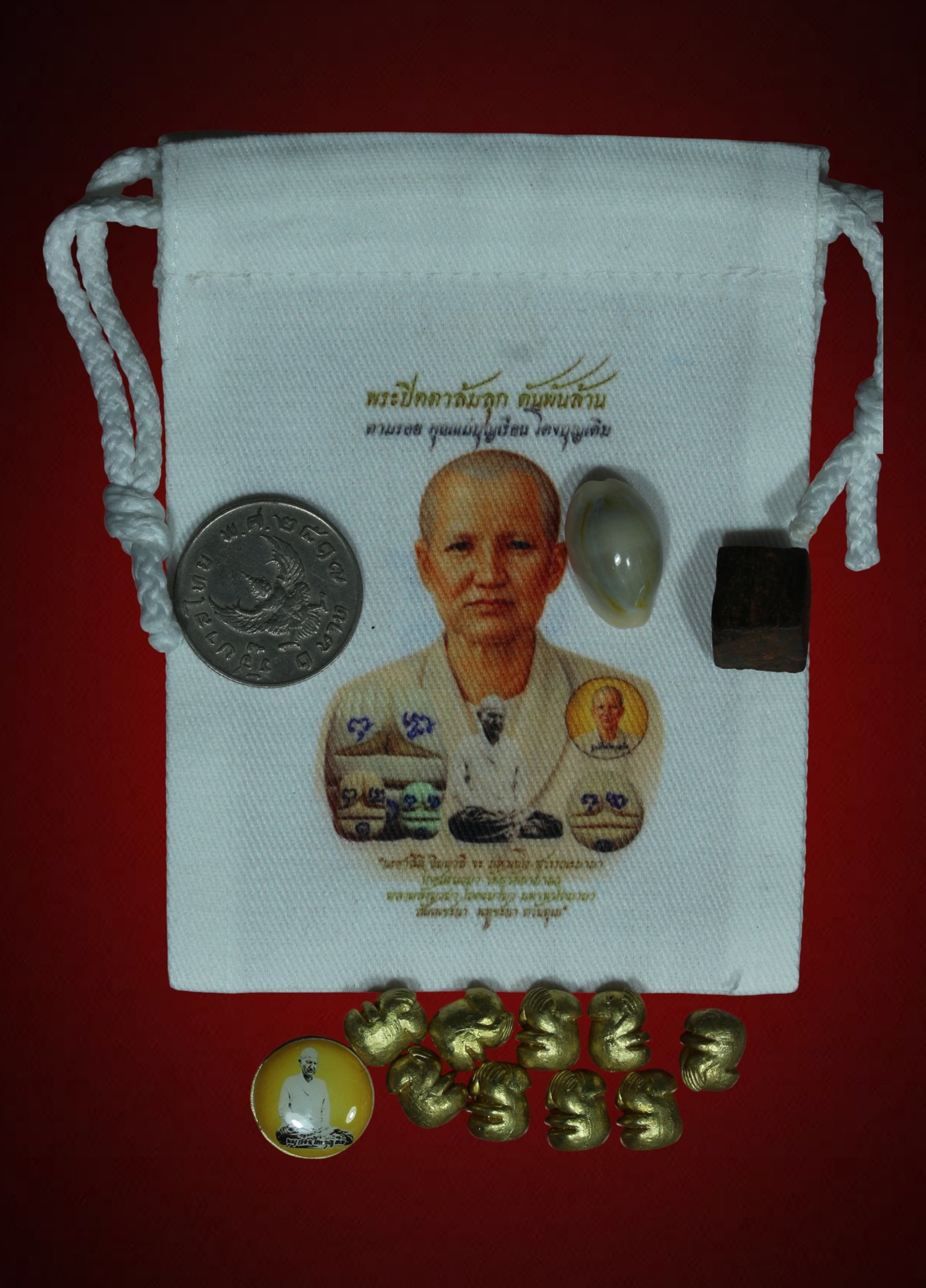 ชุด 10 องค์ ..ถุงเงิน+เครื่องราง+พระปิดตาล้มลุก 9 องค์ ล็อกเก็ต 1 องค์ รุ่น “ตันพันล้าน” พุทธศักราช ๒๕๖๙ ตามรอยคุณแม่บุญเรือน โตงบุญเติม